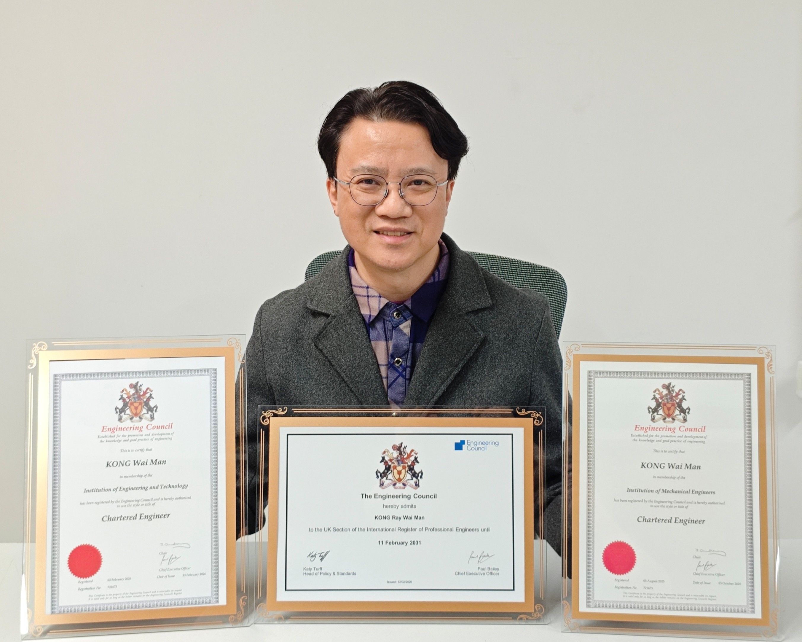 Portrait and professional standing of Prof. Kong